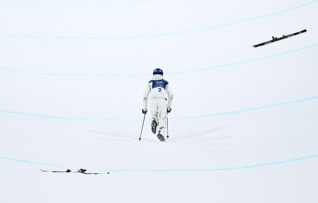 2月19日，中国选手谷爱凌在比赛中摔倒后站起。新华社记者 邬惠我 摄