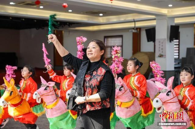 上柏马灯舞排练。姚海翔 摄