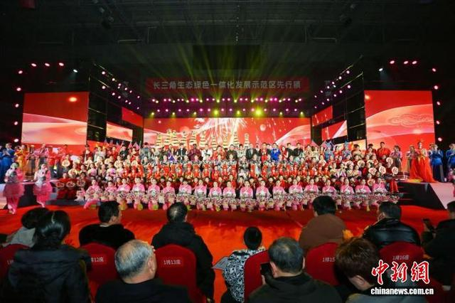 2026年嘉善县姚庄镇“我们的村晚”现场。受访者 供图