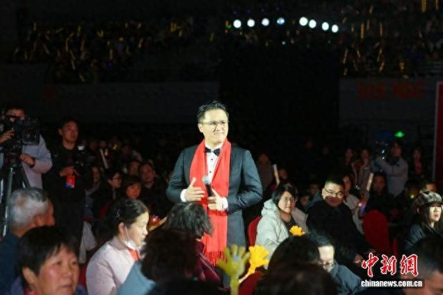 王靖在2026年嘉善县姚庄镇“我们的村晚”演出。受访者 供图