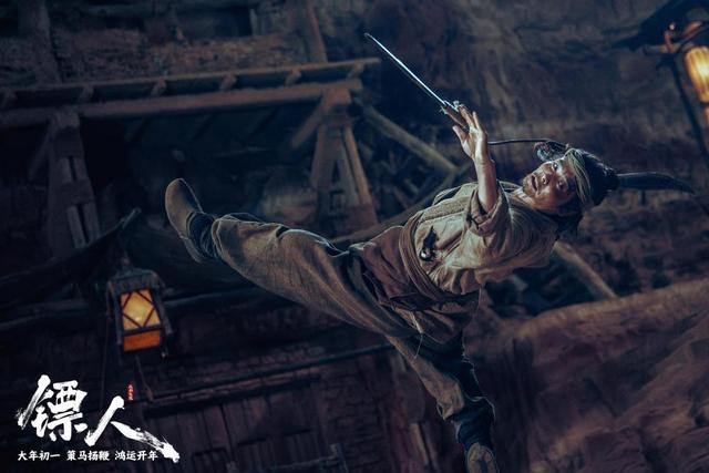 一众武打影星甘当绿叶，为武侠电影而战。图为张晋饰演的双头蛇