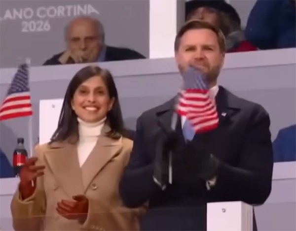 万斯夫妇在米兰-科尔蒂纳冬奥会开幕式上遭“嘘”。 视频截图