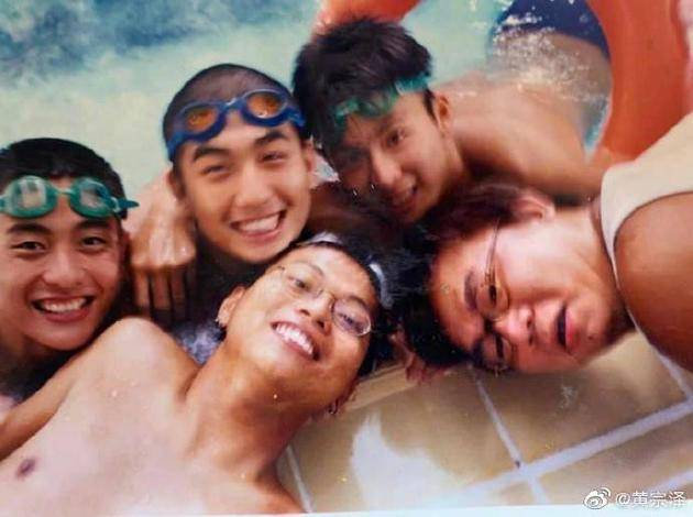 11月6日，黄宗泽在微博上晒出了自己的旧照并配文：“拍柠檬茶广告的我。。。真是时光飞逝。”照片中，黄宗泽留着寸头，戴着冲浪眼镜，对着镜头灿笑，一脸青涩的模样。网友纷纷留言：“帅气如初，又多了几分成熟的魅力。”“还是一如既往的帅。”