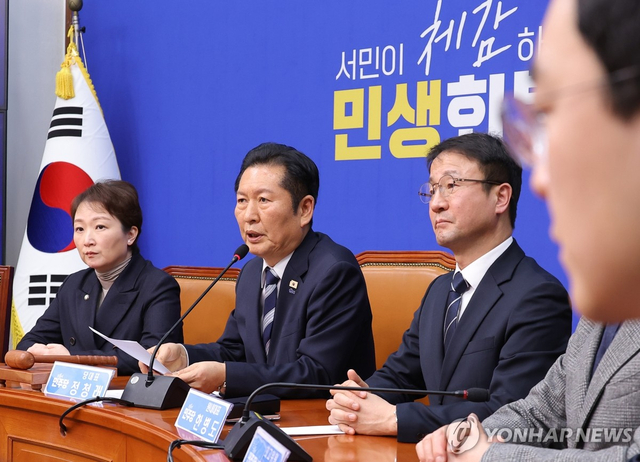 2月19日，郑清来（左二）在最高委员会会议上发言。 图源：韩联社 