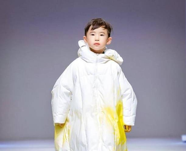 而他的弟弟还有一个外号叫做楠楠，算下来，他的弟弟已经有7岁了，在期间，他的弟弟还曾去过很多场走秀，在台上表现的很出众，甚至让人想不到的是他还曾客串过一些电视剧，所以不用多说，他日后长大所发展的事业也一定很好。且颜值长相上也开始长开了，那气势丝毫不输哥哥，甚至不少人还表示说他弟弟的颜值，要比小时候的易烊千玺长得好看。对此，各位读者们怎么看呢？