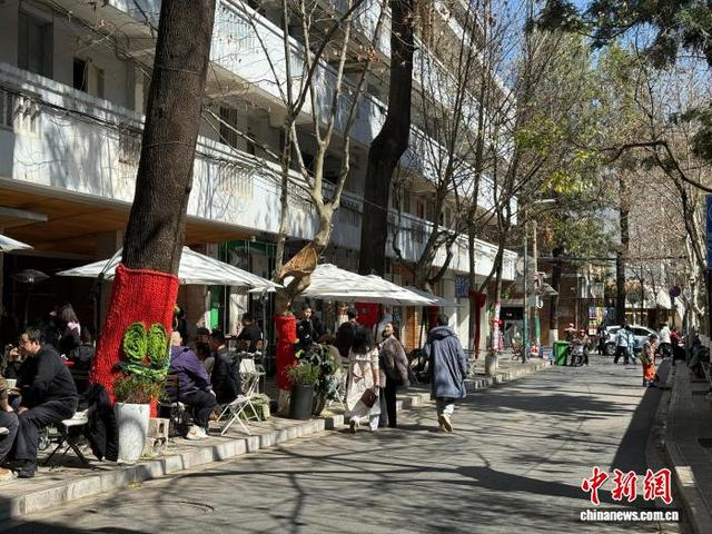 2月20日农历正月初四，昆明巡津街区游人如织。陈静 摄