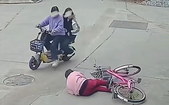 ▲福建一老太太骑车摔倒，两初中生经过帮忙扶起，被交警定了次责，其中一女孩遭索赔22万。图/大众日报视频号