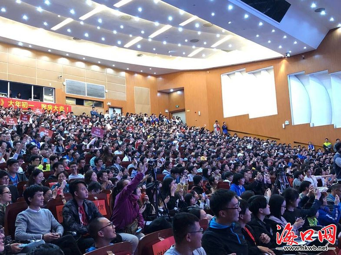 中国科幻电影《流浪地球》海口路演现场座无虚席。李珊珊 摄