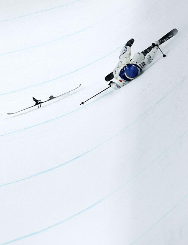 2月19日，中国选手谷爱凌在比赛中摔倒。新华社记者 王鹏 摄