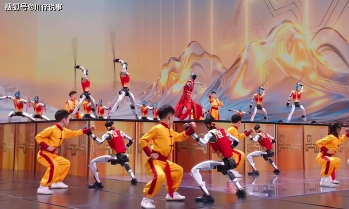 春晚机器人中国功夫夯爆了!除夕夜的“武BOT”为何让老武师拍腿叫好?|宇树机器人|宇树科技|央视春晚|弧度|少年_新浪娱乐_新浪新闻