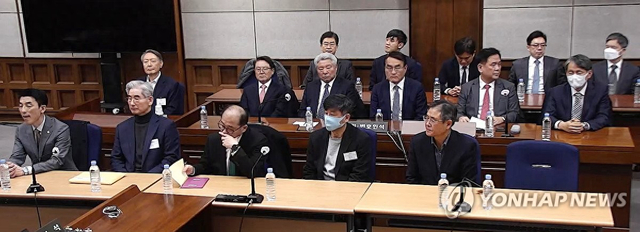 2月19日，在首尔中央地方法院，尹锡悦（第二排右一）出庭。 图源：韩联社 