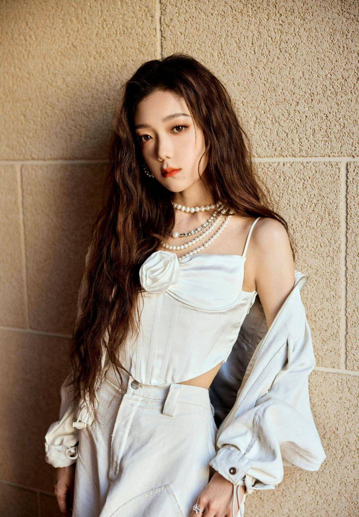 希林娜依高白色穿搭造型：长发红唇，温婉甜美，青春感满满！|高希林娜依|连衣裙|希林娜依·高|腰部|发型_新浪新闻