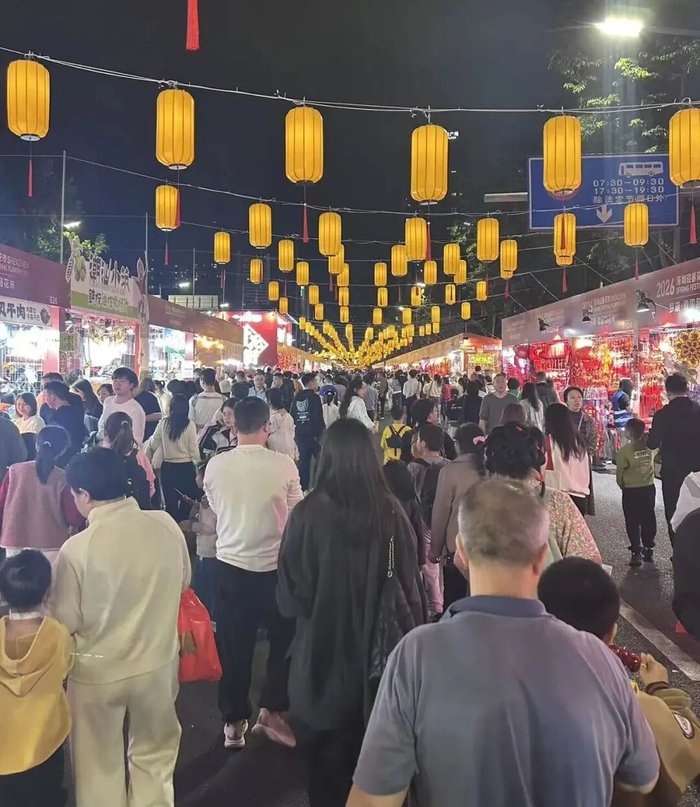 春节假期前，深圳罗湖区爱国路迎春花市人潮涌动。 万健祎/摄