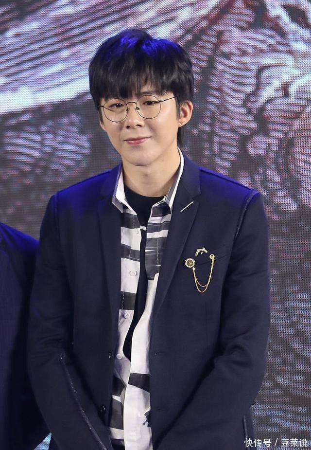  从网红到国家舞台，刘宇宁的转变展现了一个清晰的进阶轨迹。2024年，他在《晒share》舞台上承担的是气氛担当；到了2025年，他的表演在《斗柄指东》中展现了强大的声压掌控力；而2026年的春晚彩排路透画面，则透露出他可能会挑战戏曲跨界表演。这种不断突破自我的精神，正是春晚舞台一直在寻找的求稳中求变的核心理念。某位卫视导演曾透露：现在的晚会选人标准最看重的是艺人的迭代能力，刘宇宁每年都能带来新的惊喜。从直播网红到国家舞台的蜕变，本质上是一场对专业主义的深刻体现——当他那191厘米的身高优势与每一厘米都精确计算的走位精度相结合时，他的流量便得以转化为舞台上的强大话语权。 在虚拟骏马和无人机方阵引发热议的今天，刘宇宁连续三年登上春晚舞台的背后，或许给我们带来的启示是：尽管再炫目的科技包装，最终依然需要依赖表演者精确的走位与表演。当观众记住的不再是社交媒体上的热搜话题，而是舞台上那些令人心跳加速的高光时刻时，这正是对专业二字最崇高的致敬。