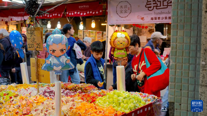 2月10日，民众在台北年货大街上选购果冻。 图源：新华社