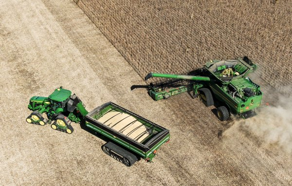 美国威斯康星州沃尔沃斯，田间正在收割的大豆 IC Photo