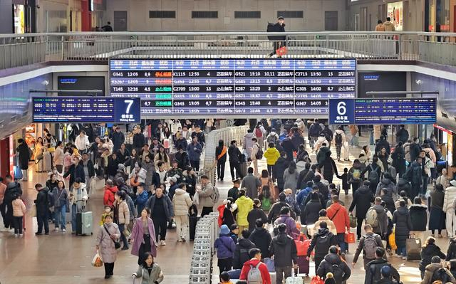 2月15日上午，北京西站迎来出行高峰。越来越完善的铁路网，让人们回家过年的路更快、更便捷。潘之望摄