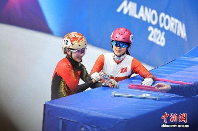 杨婧茹，香港林静欣（粉头盔）。 中新社记者 骆云飞 摄