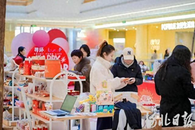 2月17日（正月初一），群众在雄安商务服务中心寻环XLOOP逛新春市集，挑选文创产品。河北日报见习记者康晓博摄