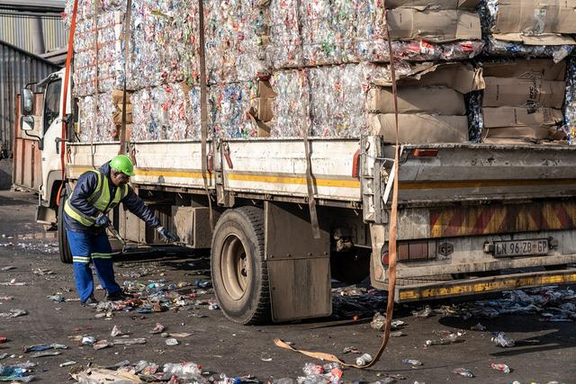 2025年6月5日，工人在南非约翰内斯堡附近的一个塑料回收处理中心内进行操作。新华社发（希拉兹·穆罕默德摄）