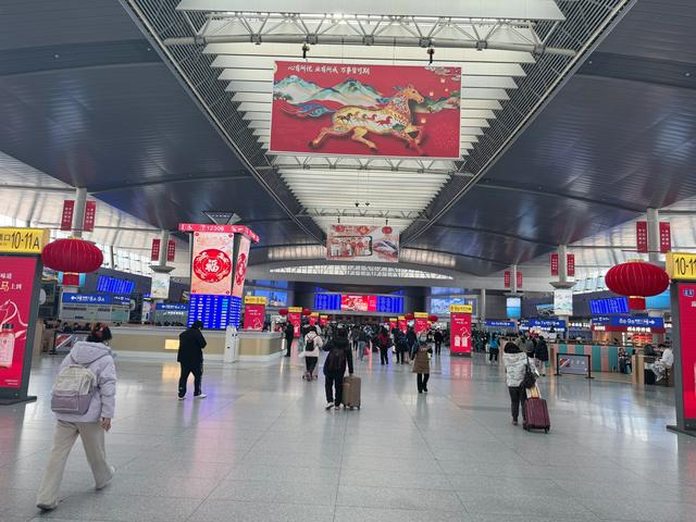 春节期间，天津站内布置得红红火火，喜迎旅客进站乘车。丰家卫摄