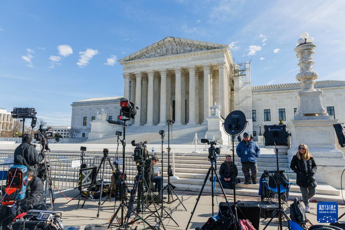 媒体记者聚集在美国首都华盛顿的美国联邦最高法院外进行报道。 资料图：新华社