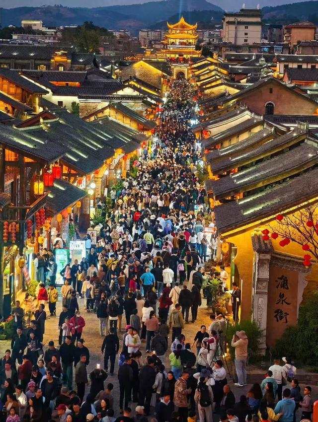 建昌古城热闹非凡 杨黎明摄