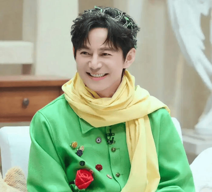 如今的何炅，依然是湖南卫视的“定海神针”。无论是元宵喜乐会的欢声笑语，还是直播节目中面对突发质疑的冷静应对，他都处理得游刃有余。当评委对票数提出异议时，他迅速请出公证人员现场验票，用实际行动维护了比赛的公正性。从当年的“快乐家族”到如今的“好六团”，变的是身边的伙伴和节目的形式，不变的是他那份真诚待人、热爱生活的初心。何炅用三十年的时光证明，真正的传奇不是一时的喧嚣，而是日复一日的坚守与付出。