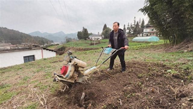 峰岩村村民董恩灿在翻耕土地。记者 陈冠合摄/光明图片