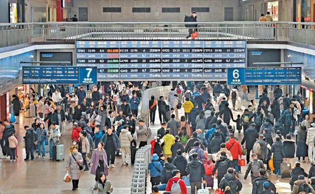 2月15日上午，北京西站迎来出行高峰。越来越完善的铁路网，让人们回家过年的路更快、更便捷。 本报记者 潘之望摄