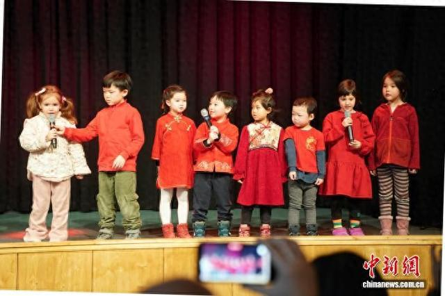 当地时间2月21日，柏林华德中文学校举办2026丙午马年春节联欢会。图为孩子们演唱《新年好》。 中新社记者 马秀秀 摄