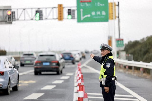 崇明警方在高速道口疏导交通。 上海市公安局 供图