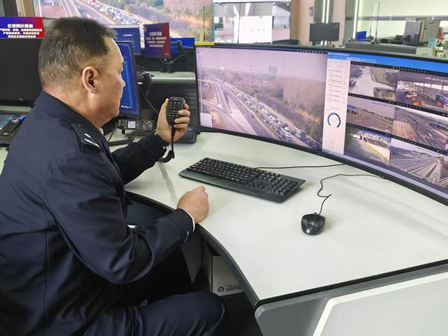 金山分局交管支队民警针对高速公路拥堵情况指挥排堵分流。 上海市公安局 供图