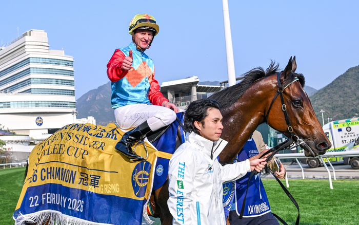 骑师潘顿（左）搭档“嘉应高升”创造历史。