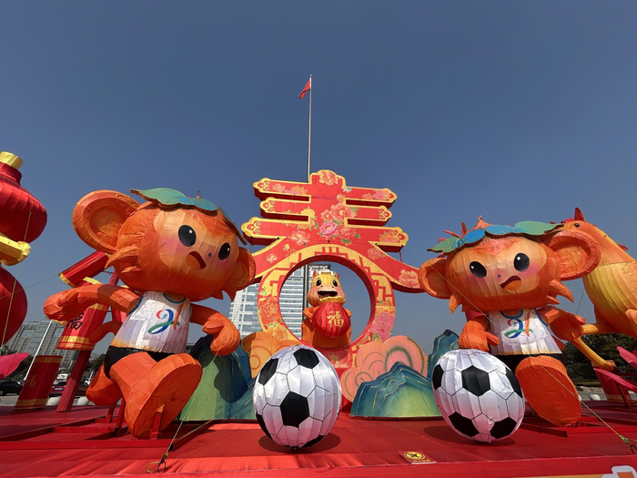 2026年春节期间，连云港市人民政府前立起包含“苏超”元素的庆祝模型。新京报记者 胡倩 摄