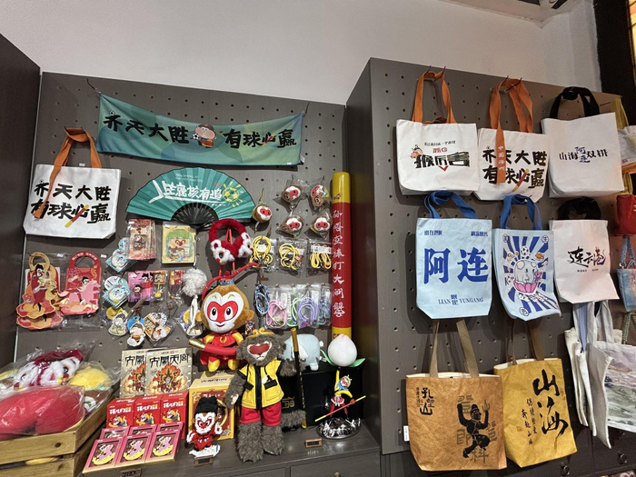 连云港市内商店售卖“苏超”主题文创。新京报记者 胡倩 摄