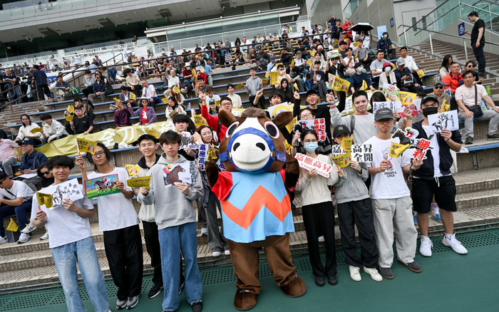 大批马迷入场见证“嘉应高升”在沙田马场谱写香港赛马历史辉煌新篇章。