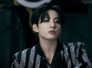 田柾[jiù]国（Jeon Jung Kook），1997年9月1日出生于韩国釜山，韩国流行乐男歌手、舞者，韩国男子音乐组合防弹少年团（BTS）的成员之一，在团队中担任主唱、领舞及副rapper。