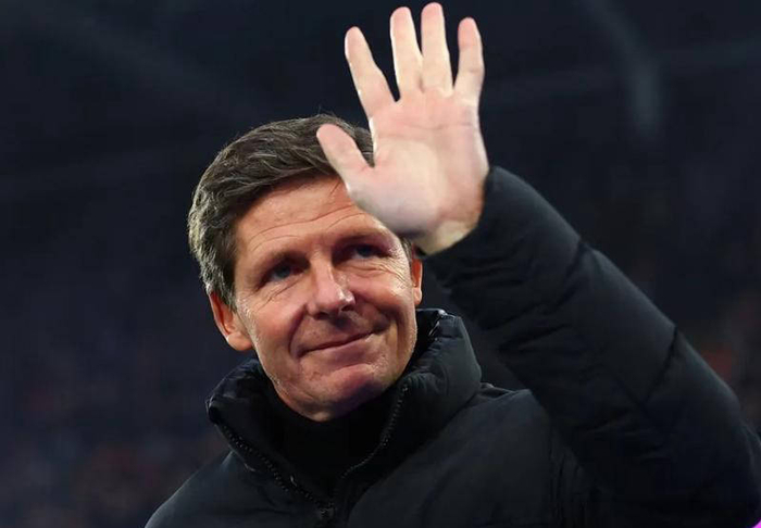 目前不少球迷热议英超6支球队是否可能全部闯入欧冠八强。从理论来看，由于其中5队已确保直接晋级且不会在16强相遇，纽卡斯尔晋级概率极大，而其16强对手将从巴塞罗那和切尔西中产生，唯一可能遇上巴萨的情况是选“二者其一”。若真遇巴萨，英超全军挺进八强或许面临考验。不过，若纽卡斯尔充分发挥实力，不乏冲击八强甚至更进一步的可能性，未来的交锋必然精彩纷呈，值得球迷持续关注。