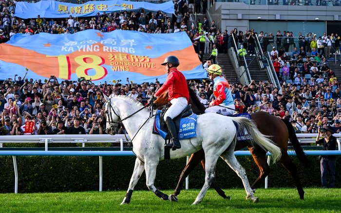 　骑师潘顿向大批支持者挥手致意。