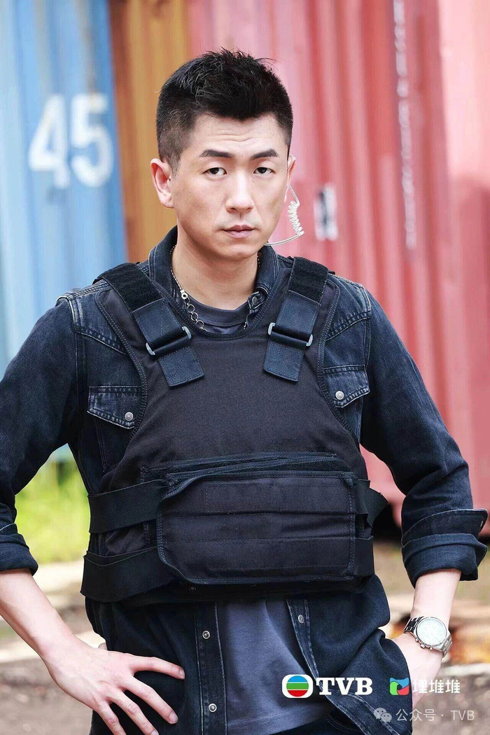 马贯东饰潘奕风