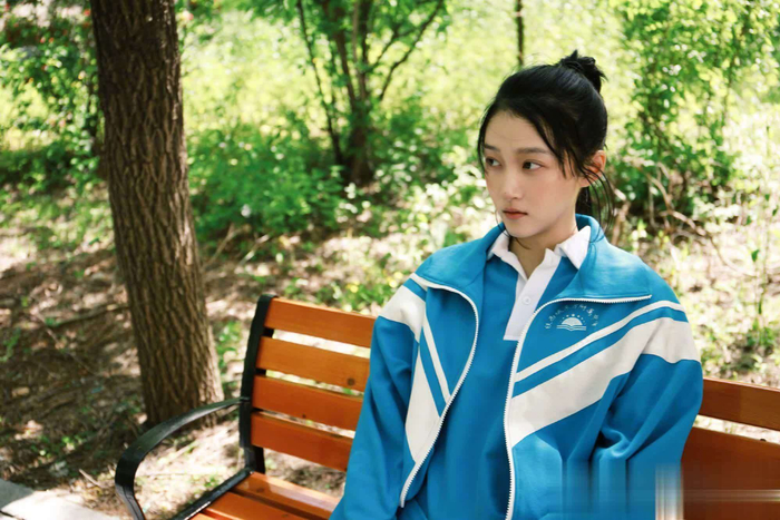  总的来说，这部剧的阵容和剧情让人充满期待，尤其是黄景瑜与关晓彤的组合，毫无疑问为这部剧加分不少。虽然档期的收视率可能会有一些竞争，但《岁月有情时》凭借其精彩的剧情和主演们强大的扛剧能力，完全有望在春节档取得不小的成绩。央八真是厉害了，白天可以追《岁月有情时》，晚上接着追《纯真年代的爱情》，春节假期完全被承包！