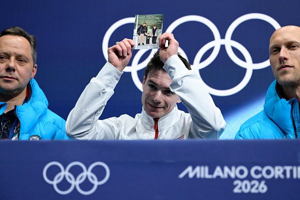 美国花滑选手瑙莫夫带着全家福，含泪完成奥运首秀 （视觉中国）