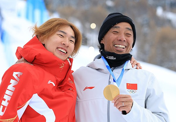 苏翊鸣（左）与教练佐藤康弘合作八年，两人情谊深厚。 （视觉中国）