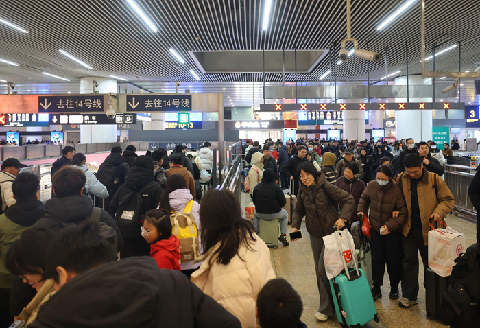 京港地铁4号线、14号线北京南站与铁路北京南站接驳，绝大多数旅客会选择地铁出行。新京报记者 王贵彬 摄