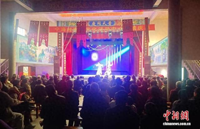 2月23日，福安市下白石镇宁海村戏台前人声鼎沸。龚仙亮 供图