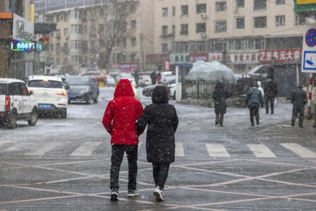 △22日，吉林省吉林市迎来降雪天气。