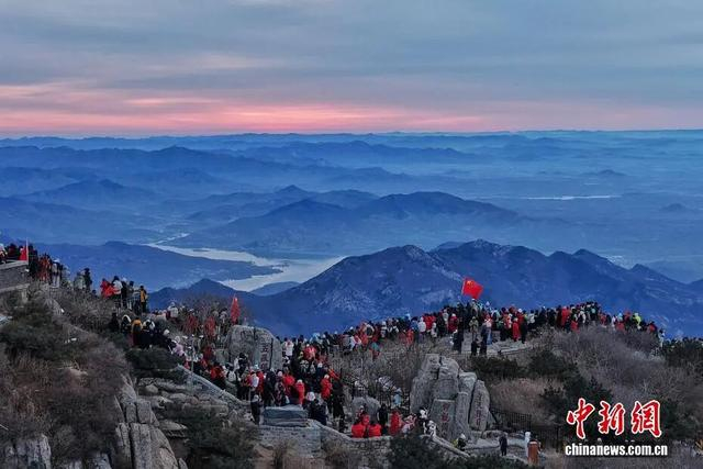 1月1日，山东泰山，游客登高望远。图片来源：中新网 陈阳 摄