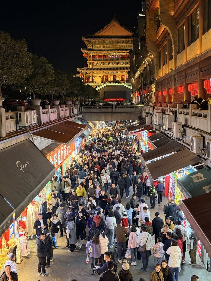 大年初三晚上，鼓楼附近步行街人声鼎沸。新京报记者 丛之翔 摄