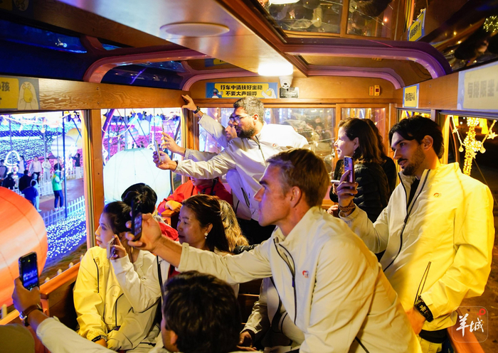 外教们乘车赏灯